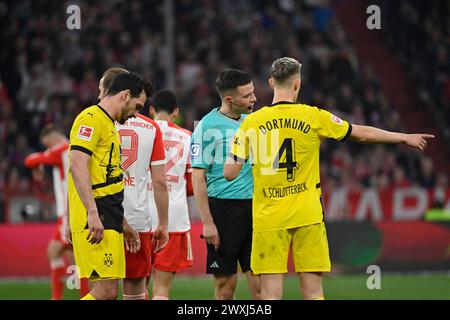 MÜNCHEN, Deutschland. , . Schiedsrichter, Schiedsrichter, Harm Osmers und 4 Nico SCHLOTTERBECK diskutieren während des Bundesliga-Fußballspiels zwischen dem FC Bayern München und Borussia Dortmund, BVB, am 30 in der Allianz Arena in München. März 2024, Deutschland. DFL, Fussball, 0:2 (Foto und Copyright @ Jerry ANDRE/ATP Images) (ANDRE Jerry/ATP/SPP) Credit: SPP Sport Press Photo. /Alamy Live News Stockfoto