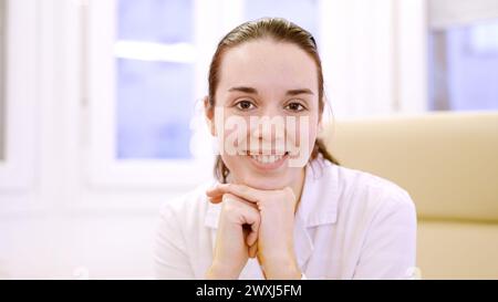 Porträt einer Ärztin, die in die Kamera lächelt Stockfoto