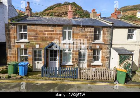 Terrassenhäuser im Küstendorf Staithes an der Küste von East Yorkshire. Stockfoto