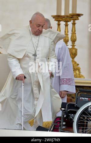 Vatikanstadt, Vatikanstadt. 31. März 2024. Papst Franziskus wird während der Ostermesse in St. Petersplatz im Vatikan. Am Sonntag, 31. März 2024. 3Foto: Stefano Spaziani/UPI Credit: UPI/Alamy Live News Stockfoto