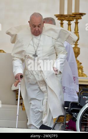 Vatikanstadt, Vatikanstadt. 31. März 2024. Papst Franziskus wird während der Ostermesse in St. Petersplatz im Vatikan. Am Sonntag, 31. März 2024. 3Foto: Stefano Spaziani/UPI Credit: UPI/Alamy Live News Stockfoto