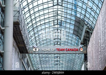 Heimstadion des Teams Canada-Schildes und der Glasdecke des Cadillac Fairview Eaton Centre Einkaufszentrums in Toronto, Kanada Stockfoto