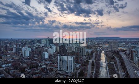 Aus der Vogelperspektive, Sonnenuntergang über der Innenstadt von Ottawa, Ontario, und Gatineau, Quebec, Kanada Stockfoto