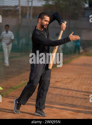 MUMBAI, INDIEN - 23. MÄRZ: (ANMERKUNG DER REDAKTION: Dies ist ein exklusives Bild der Hindustan Times/SIPA USA) Bollywood-Schauspieler und ehemaliger professioneller Cricketspieler Angad Bedi posiert während eines exklusiven Interviews mit HT City am 23. März 2024 in Bandra in Mumbai, Indien. Angad Bedi ist buchstäblich ein absoluter Sport, wenn er auf dem Cricket-Gelände ein besonderes Match mit HT City in Mumbai spielt. Das Indian Premier League Fieber hat das Land gepackt und der Schauspieler kann ihm nicht entkommen. „Dieses Spiel hat mir viel gebracht. Erstens: Ein Vater, der 20 Jahre lang Cricket für die indische Mannschaft gespielt hat“, lächelt er, als er aufnimmt Stockfoto