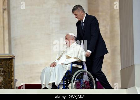 Vatikanstadt, Vatikanstadt. 31. März 2024. Papst Franziskus während der Ostermesse in St. Peter's Square, im Vatikan. 31. märz 2024 Credit: dpa/Alamy Live News Stockfoto