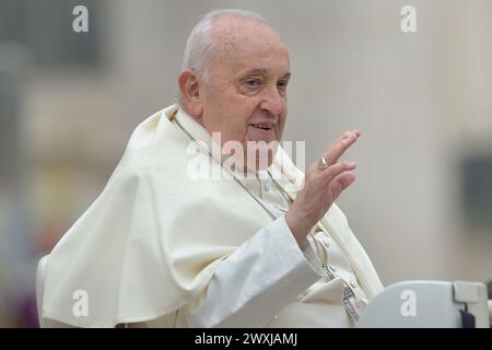 Vatikanstadt, Vatikanstadt. 31. März 2024. Papst Franziskus während der Ostermesse in St. Peter's Square, im Vatikan. 31. märz 2024 Credit: dpa/Alamy Live News Stockfoto