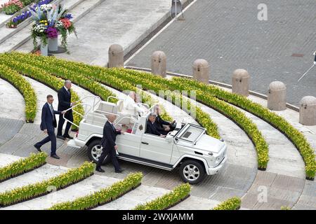 Vatikanstadt, Vatikanstadt. 31. März 2024. Papst Franziskus während der Ostermesse in St. Peter's Square, im Vatikan. 31. märz 2024 Credit: dpa/Alamy Live News Stockfoto