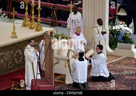 Vatikanstadt, Vatikanstadt. 31. März 2024. Papst Franziskus während der Ostermesse in St. Peter's Square, im Vatikan. 31. märz 2024 Credit: dpa/Alamy Live News Stockfoto