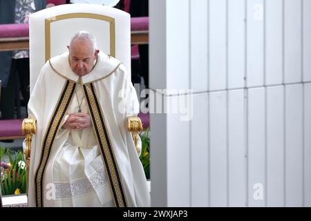 Vatikanstadt, Vatikanstadt. 31. März 2024. Papst Franziskus während der Ostermesse in St. Peter's Square, im Vatikan. 31. märz 2024 Credit: dpa/Alamy Live News Stockfoto