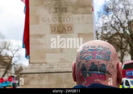 London, Großbritannien. März 2024. Ein Mann mit Tätowierungen auf dem Kopf steht vor der Gedenkstätte Cenotaph in Whitehall in London. Ein Demonstrant ruft ein Ende der britischen Militärveteranen auf. Die meisten Veteranen sind alte Menschen und sie werden für die Anklage vor Jahrzehnten zur Verantwortung gezogen. (Credit Image: © Thabo Jaiyesimi/SOPA Images via ZUMA Press Wire) NUR REDAKTIONELLE VERWENDUNG! Nicht für kommerzielle ZWECKE! Stockfoto