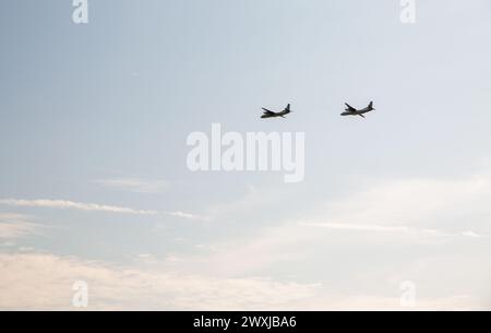 Kiew, Ukraine - 22. August 2021: Fliegende militärische Frachtflugzeuge Antonow AN-26 während der Parade zum Unabhängigkeitstag der Ukraine. Stockfoto