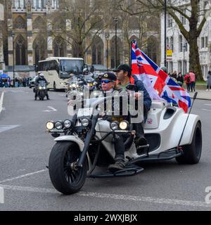 Motorradbegeisterte auf den Straßen von Westminster, London, während der Motorradrallye Ostern, Karfreitag 2024 Stockfoto