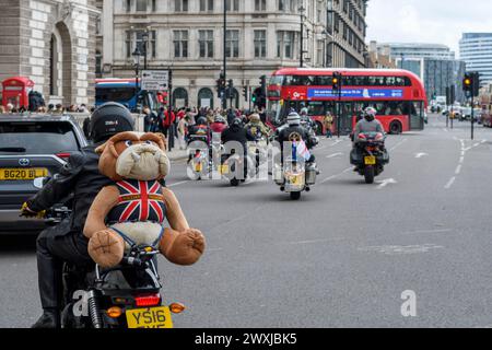 Motorradbegeisterte auf den Straßen von Westminster, London, während der Motorradrallye Ostern, Karfreitag 2024 Stockfoto