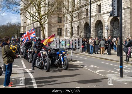 Motorradbegeisterte auf den Straßen von Westminster, London, während der Motorradrallye Ostern, Karfreitag 2024 Stockfoto