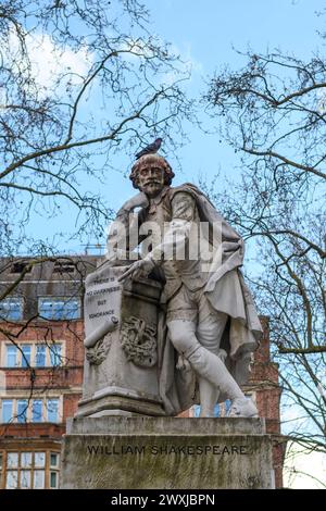 Statue von William Shakespeare mit Taube, Leicester Square, London Stockfoto