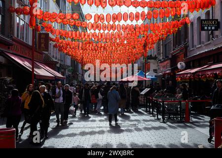 Chinesische Laternen über der Gerrard Street, Chinatown, London Stockfoto