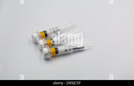 Kyiv, Ukraine - 18. Dezember 2023: Clexane 40 mg Sanofi Spritzen Fertigspritze für Injektionszwecke und Injektionsnadel mit automatischem Sicherheitssystem cl Stockfoto