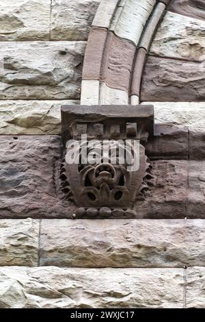 Architektonische Besonderheiten oder Details aus der Kolonialzeit im Old City Hall Building (1898), Toronto, Kanada. Teil einer Serie. Stockfoto