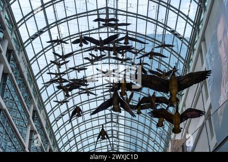 Flight Stop, auch Flightstop genannt, ist ein Kunstwerk von Michael Snow im Eaton Centre in Toronto, Kanada Stockfoto