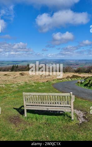 Bank mit Blick auf den Wrekin im Ditton Enclosure auf Abdon Burf, Brown Clee Hill, in der Nähe von Cleobury North, Burwarton, Shropshire Stockfoto