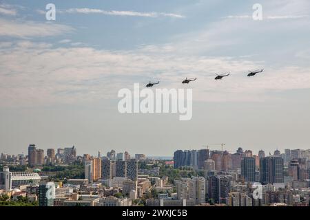 Kiew, Ukraine - 22. August 2021: Luftbild im Sommer mit fliegenden Militärhubschraubern MI-8 während der Parade zum Unabhängigkeitstag der Ukraine Stockfoto