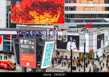 Große Werbefläche am Yonge-Dundas Square, Toronto, Kanada Stockfoto