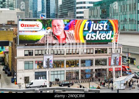 Große Werbefläche am Yonge-Dundas Square, Toronto, Kanada Stockfoto