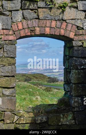 Die Wrekin sehen durch Industrieruinen in Abdon Burf, Brown Clee Hill, in der Nähe von Cleobury North, Burwarton, Shropshire Stockfoto