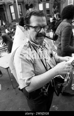 Everette Ortner, Brownstone Konservierungsantin, bei einer Block Party im Jahr 1971. Der Ort ist Berkeley Place zwischen 6. Und 7 Stockfoto