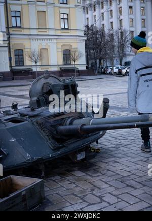 Verbrannte russische Panzer werden auf St. ausgestellt Michaels Platz in Kiew, Ukraine Stockfoto