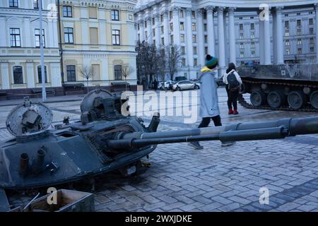 Verbrannte russische Panzer werden auf St. ausgestellt Michaels Platz in Kiew, Ukraine Stockfoto