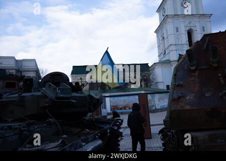 Verbrannte russische Panzer werden auf St. ausgestellt Michaels Platz in Kiew, Ukraine Stockfoto