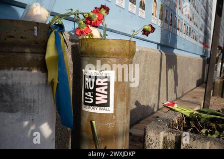 Verbrannte russische Panzer werden auf St. ausgestellt Michaels Platz in Kiew, Ukraine Stockfoto