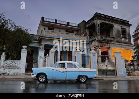 130+ Almendron Auto -1955 Ford Classic - stationiert in der Calle Linea Street nach einem starken Regensturm. Havanna-Kuba. Stockfoto