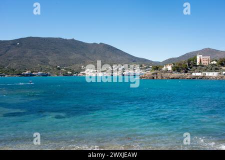 Cadaques Uferpromenade, sonniger Tag, keine Leute. Katalonien, Spanien Stockfoto