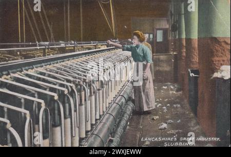 "Lancashire's Great Industry: Slubbing": Farbgetönte Fotografie, die als Postkarte von L. Pickles & Co., Bradford, im frühen 20. Jahrhundert veröffentlicht wurde. Es zeigt eine Mühlenarbeiterin, die in einer Baumwollmühle eine Schlammmaschine pflegt Stockfoto