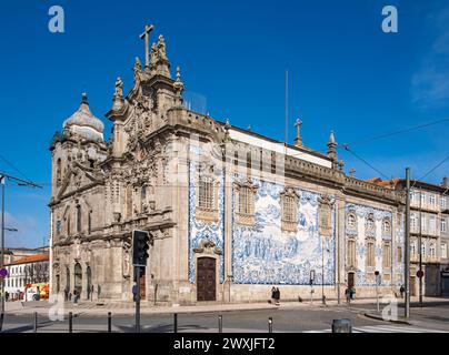 Die angrenzenden Kirchen Igreja dos Carmelitas und Igreja do Carmo mit der Fassade mit blauen und weißen Azulejos-Fliesen, Porto, Portugal Stockfoto