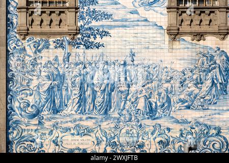 Ein detaillierter Blick auf die exquisiten blauen und weißen Azulejos-Fliesen, die die Wände der Kirche Igreja do Carmo in Porto, Portugal, zieren Stockfoto