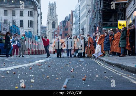 London, Großbritannien. 31. März 2024. Die Leute haben sich in St. Bride's Church für den Ostergottesdienst, gefolgt von Eierrollen auf der Fleet Street. Quelle: Kiki Streitberger/Alamy Live News Stockfoto