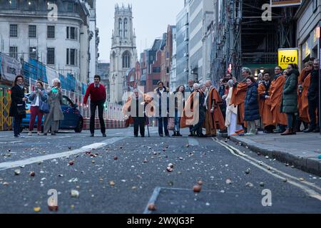 London, Großbritannien. 31. März 2024. Die Leute haben sich in St. Bride's Church für den Ostergottesdienst, gefolgt von Eierrollen auf der Fleet Street. Quelle: Kiki Streitberger/Alamy Live News Stockfoto