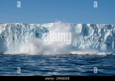 Antarktis, Rossmeer, Victoria Land, Terra Nova Bay. Campbell Glacier, großer Kalb von der Gletscherwand. Serie 4 von 4 Bildern Stockfoto