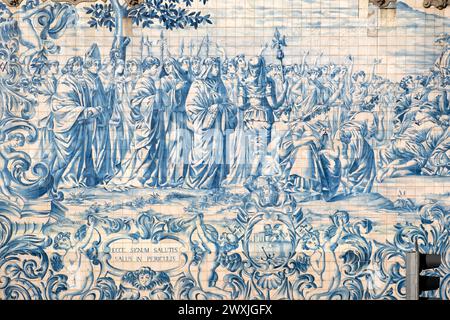 Ein detaillierter Blick auf die exquisiten blauen und weißen Azulejos-Fliesen, die die Wände der Kirche Igreja do Carmo in Porto, Portugal, zieren Stockfoto
