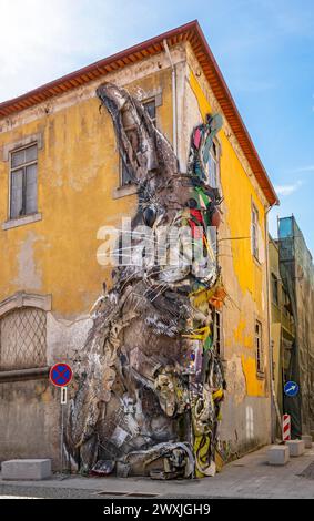 Half Rabbit, ein Streetart-Stück von Bordalo II in Vila Nova de Gaia, Porto, ist eine riesige Skulptur aus reuses Discarded Materials, Portugal Stockfoto