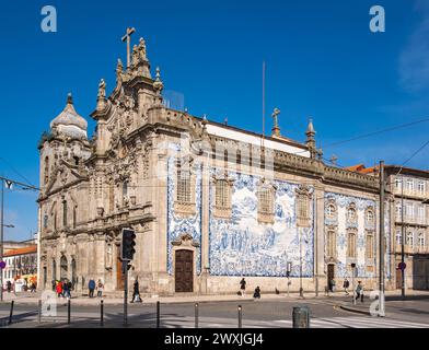 Die angrenzenden Kirchen Igreja dos Carmelitas und Igreja do Carmo mit der Fassade mit blauen und weißen Azulejos-Fliesen, Porto, Portugal Stockfoto