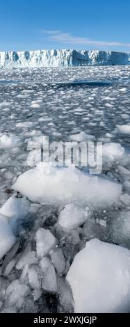 Antarktis, Rossmeer, Victoria Land, Terra Nova Bay. Campbell-Gletscher. Die Bucht ist voller Bergbausteine und grosses Eis von großer Kalbung. Stockfoto