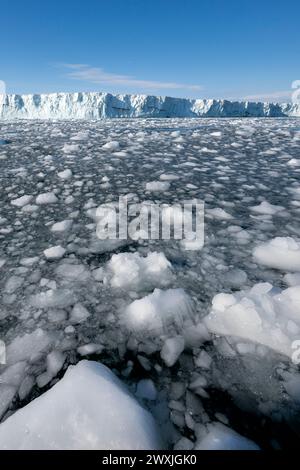 Antarktis, Rossmeer, Victoria Land, Terra Nova Bay. Campbell-Gletscher. Die Bucht ist voller Bergbausteine und grosses Eis von großer Kalbung. Stockfoto