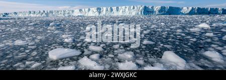 Antarktis, Rossmeer, Victoria Land, Terra Nova Bay. Campbell-Gletscher. Die Bucht ist voller Bergbausteine und grosses Eis von großer Kalbung. Stockfoto