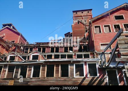 Alte Industrieruinen am Hang, Kupferbergbau, rote Holzgebäude, Geisterstadt, UNESCO-Weltkulturerbe SiteKennecott Copper Mine, Kennicott Stockfoto