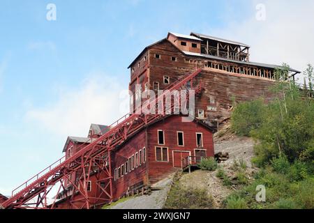 Alte Industrieruinen am Hang, Kupferbergbau, rote Holzgebäude, Geisterstadt, UNESCO-Weltkulturerbe SiteKennecott Copper Mine, Kennicott Stockfoto