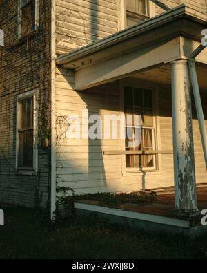 Veranda eines verlassenen Hauses in Marion, Virginia Stockfoto